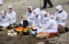 前の浜に集まった海女たち