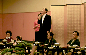 挨拶する李天然総領事