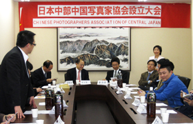 ���{���������ʐ^�Ƌ���ݗ����̗l�q