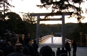 伊勢神宮内宮の鳥居の前で日の出を待つ