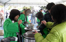 冬至ぜんざいを振る舞う