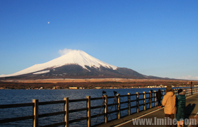 月と富士山（山中湖）