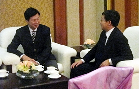 広州ガーデンホテル(広州花園酒店)鄭越東総経理(左);西日本中華総商会の李国夫会長