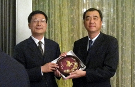 広東省人民政府外事弁副主任(左);藤井俊彰(鳥羽シーサイドホテル社長)