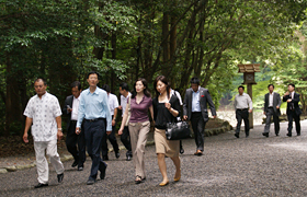 観光施設を訪問する